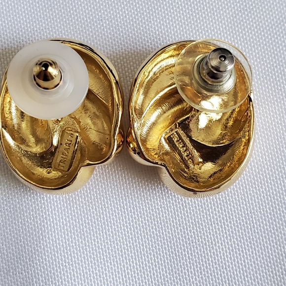 Trifari Gold-ToneVintage Earrings Pierced - Picture 7 of 9